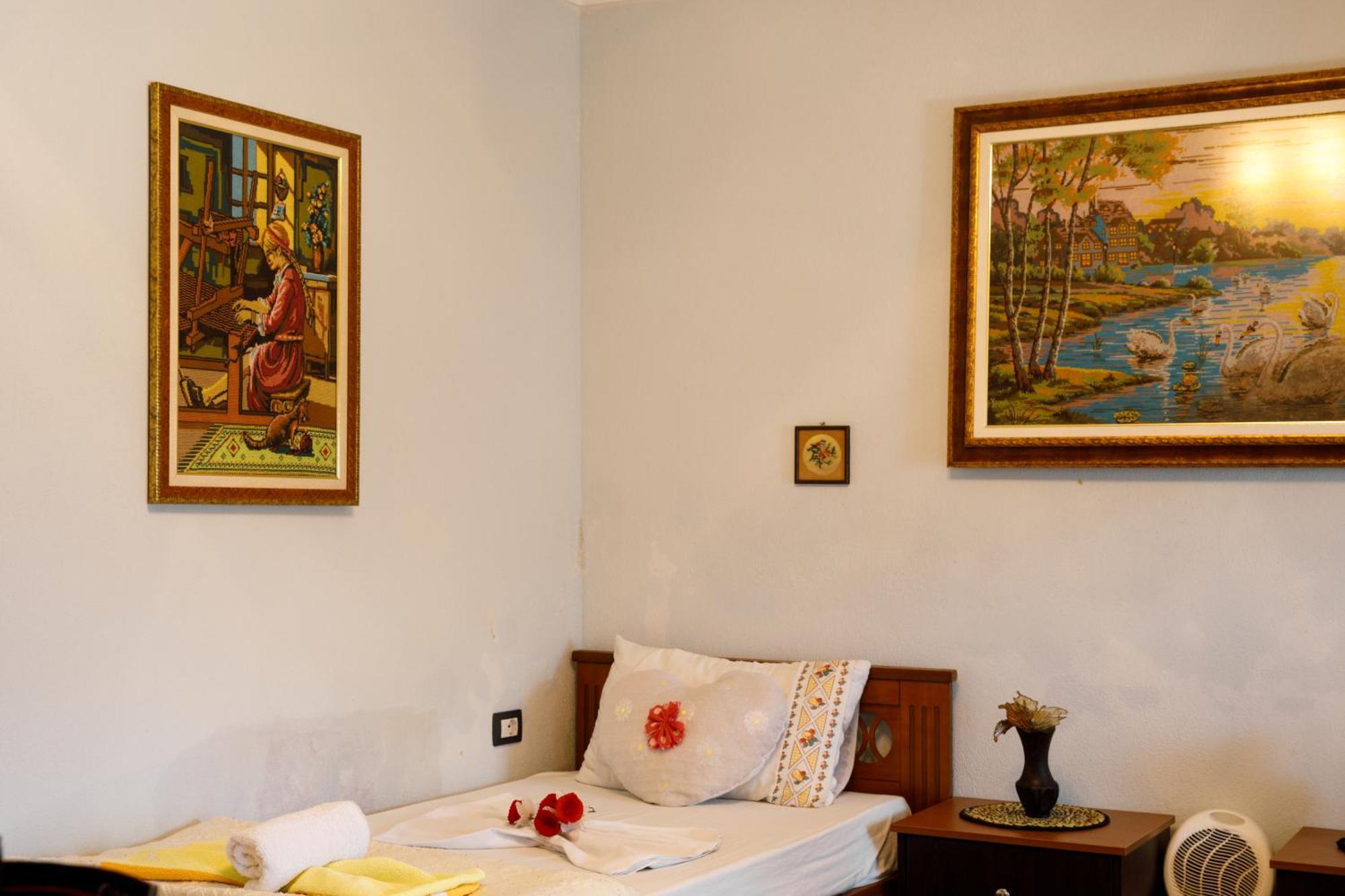 Leka Guesthouse Gjirokaster Exterior photo
