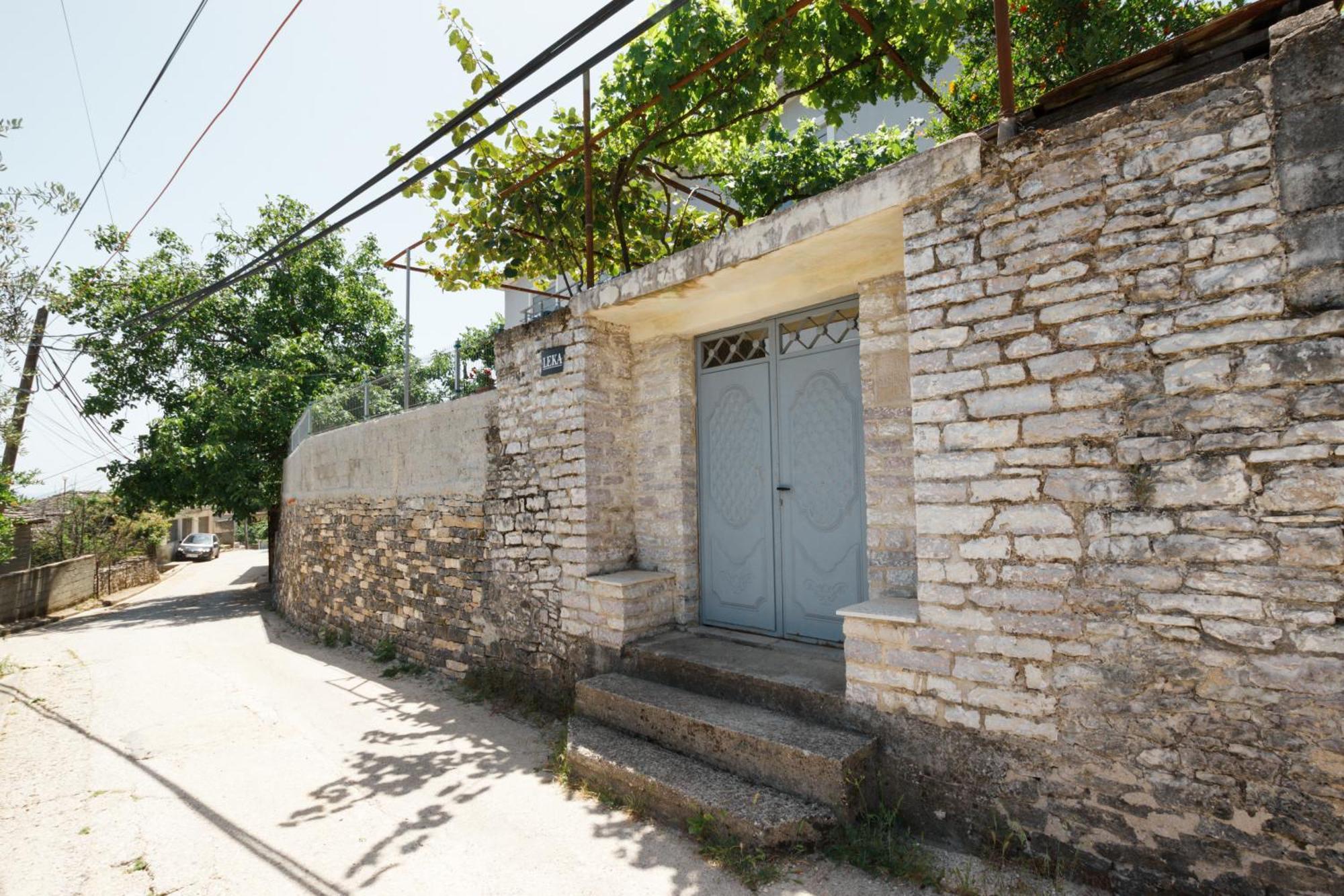 Leka Guesthouse Gjirokaster Exterior photo